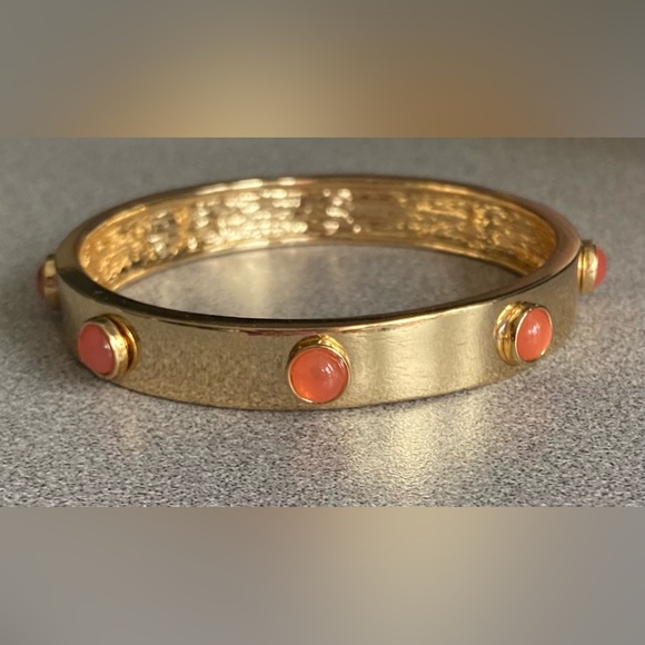 Jewelry - NEW GOLDTONE BANGLE BRACELET WITH COLORFUL ACCENTS